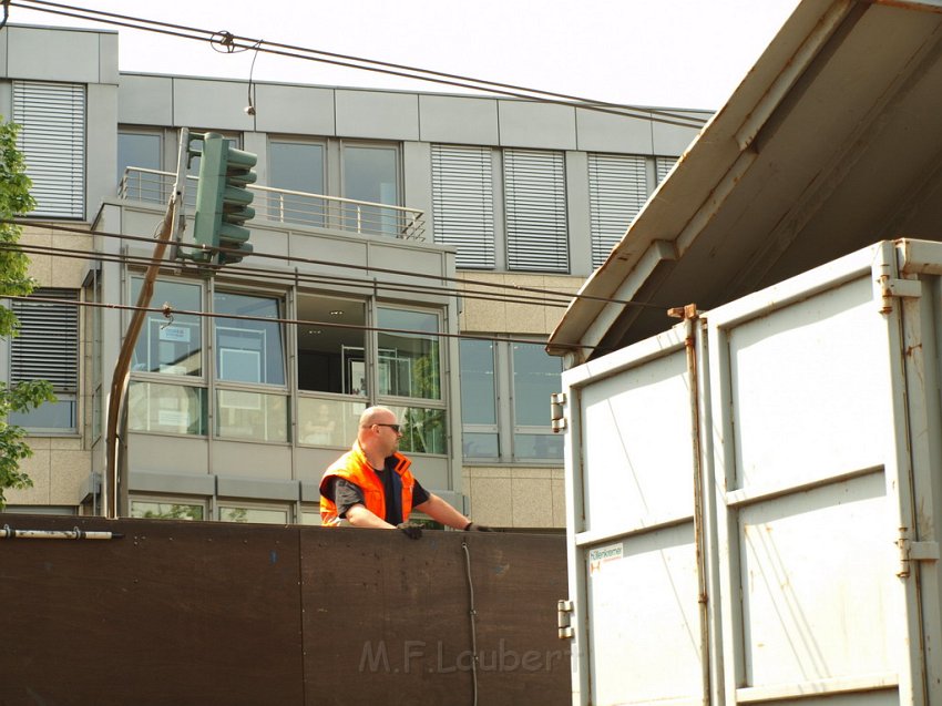 LKW riss Oberleitung ab Koeln Deutz Am Schnellert Siegburgerstr P067.JPG